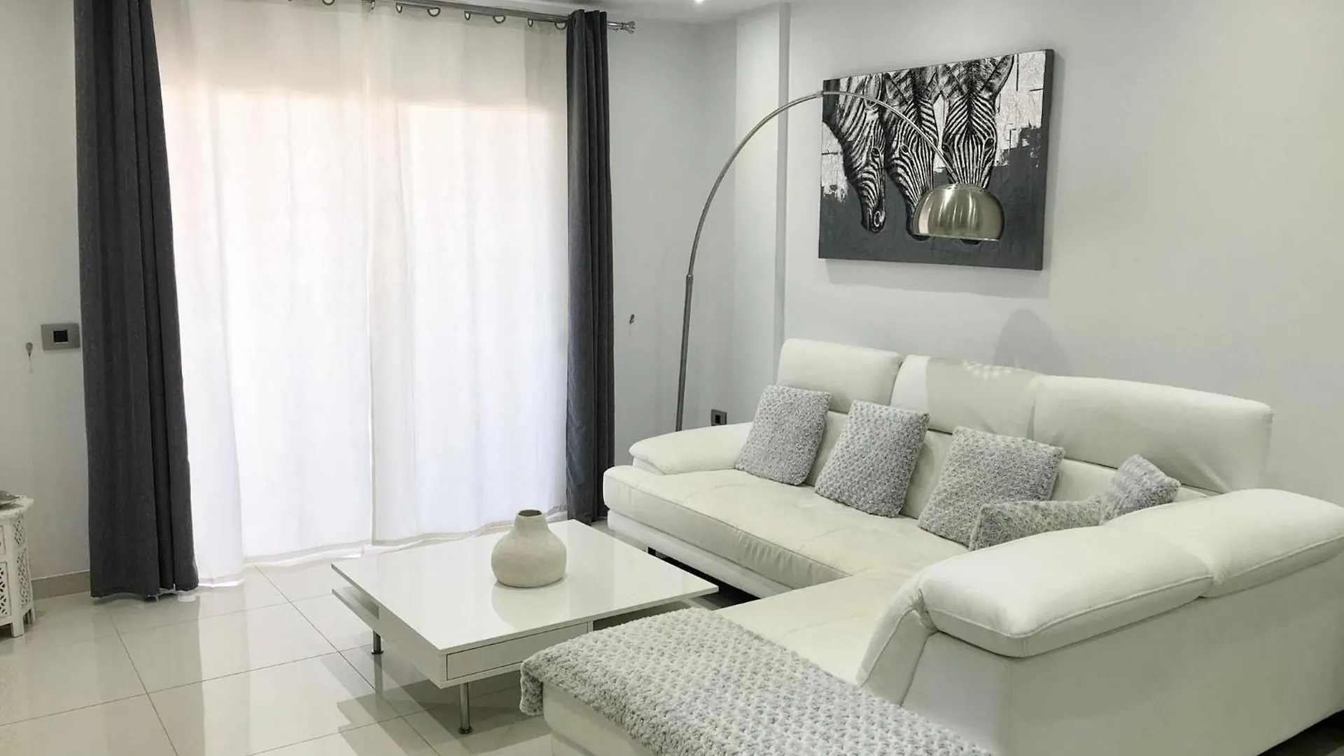 Apartamento Con Impresionantes Vistas Y Piscina أذيخي شقة